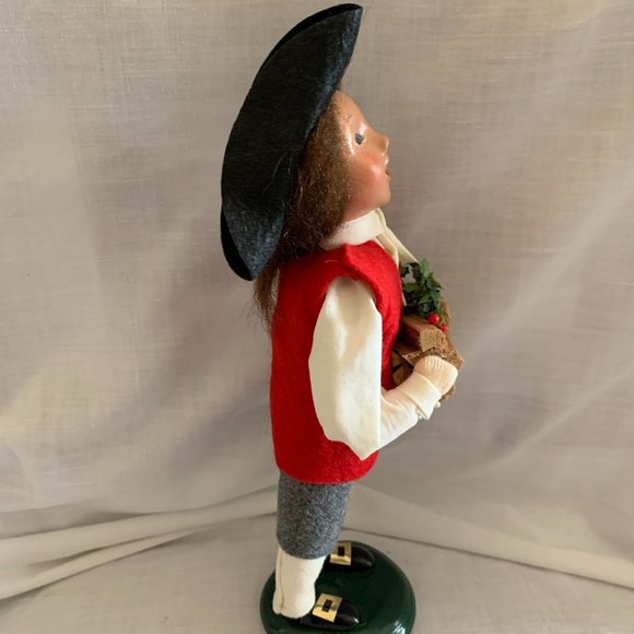 Byer's Choice 2002 Williamsburg Carolers Boy with Stack of Wood - Picture 4 of 7
